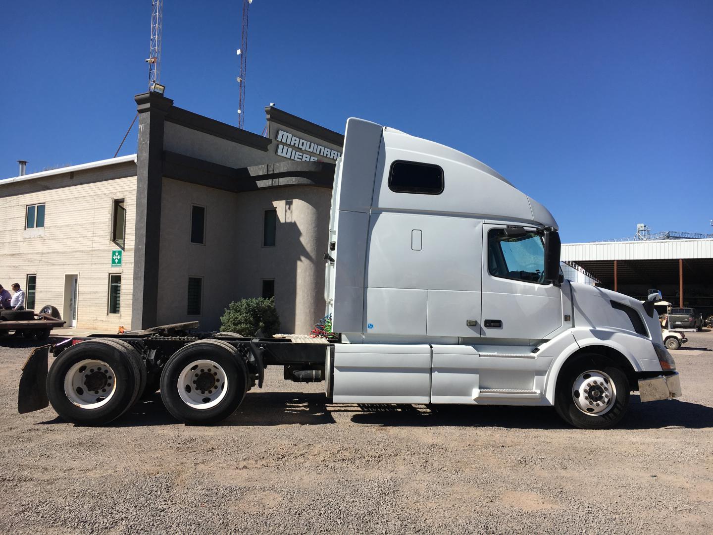 TRACTOCAMION VOLVO VNL64